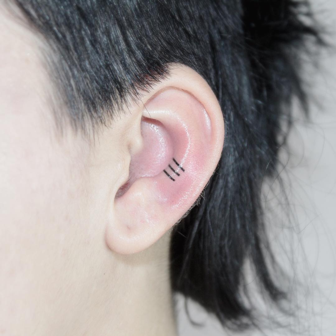 tattoo stilizzato orecchio by @bymosler