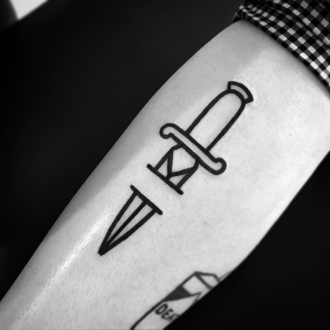 tattoo stilizzato pugnale by @kylelifetime