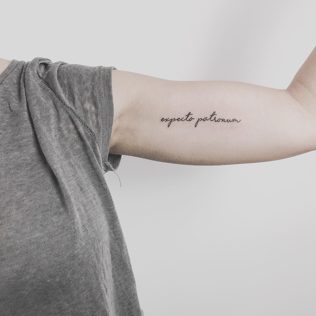 tattoo stilizzato scritta braccio by @bymosler