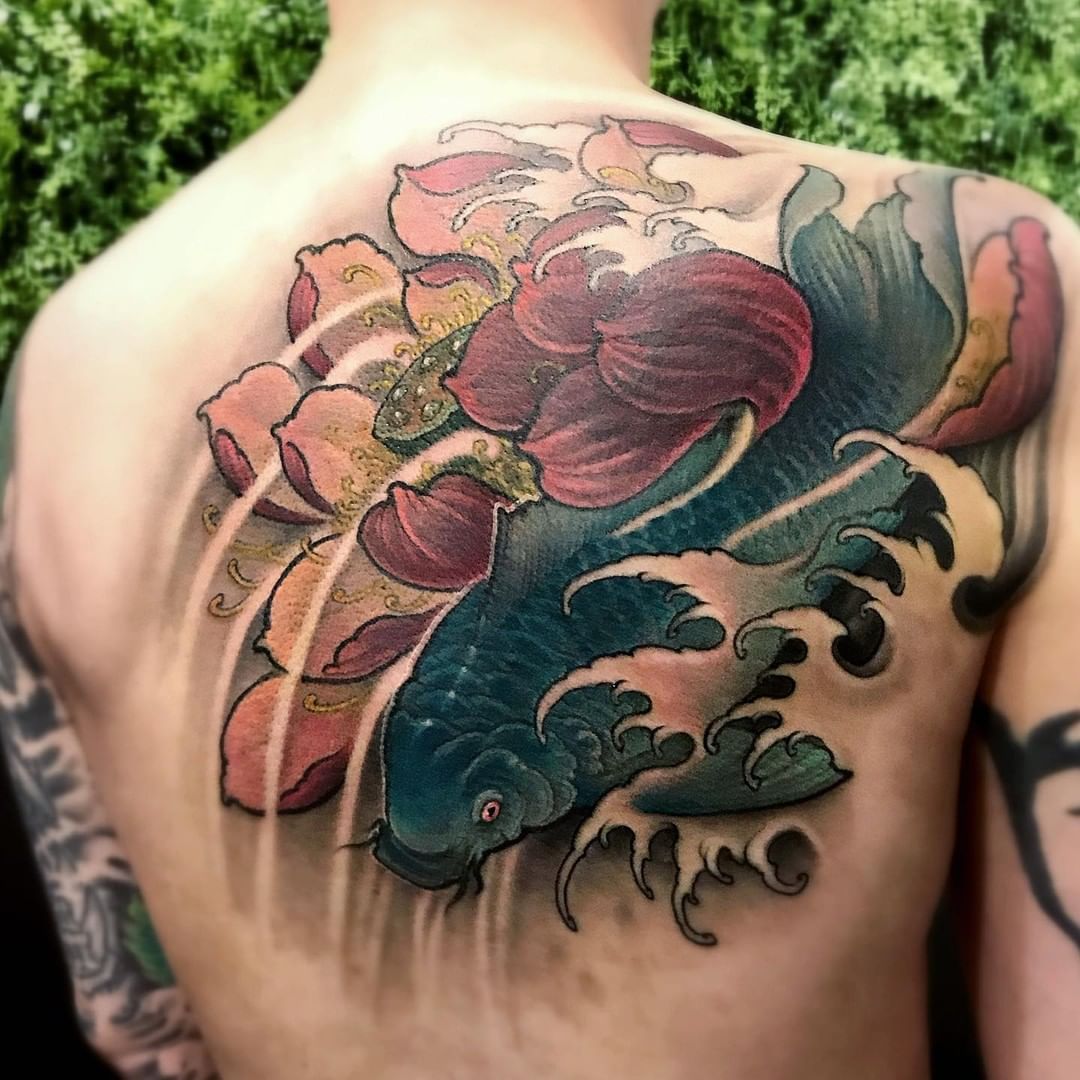 tatuagggio carpa koi fiore di loto ph @tattooclout