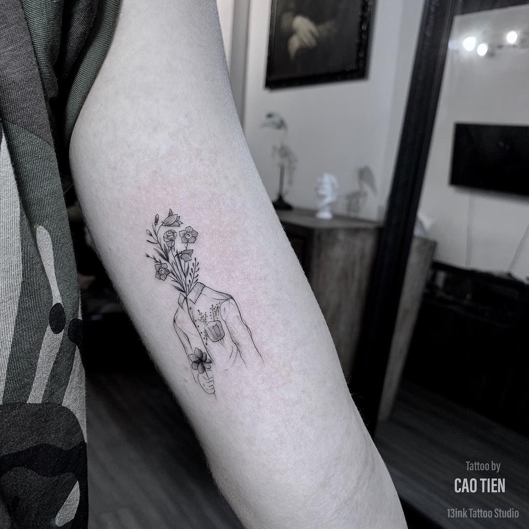 tatuaggio blackwork by @13ink.tattoo.studio