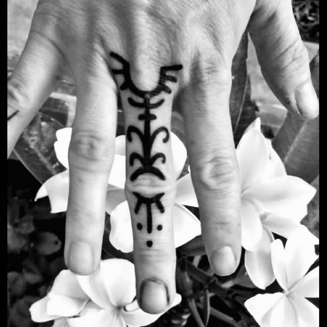 tatuaggio blackwork by @adam.bramley tattooer
