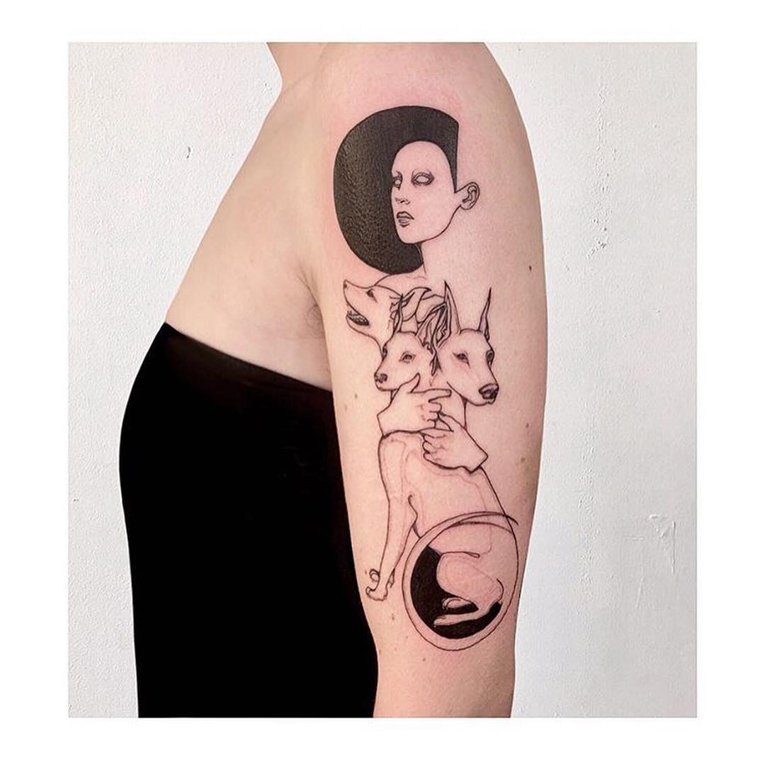 tatuaggio blackwork by @adrianahallow