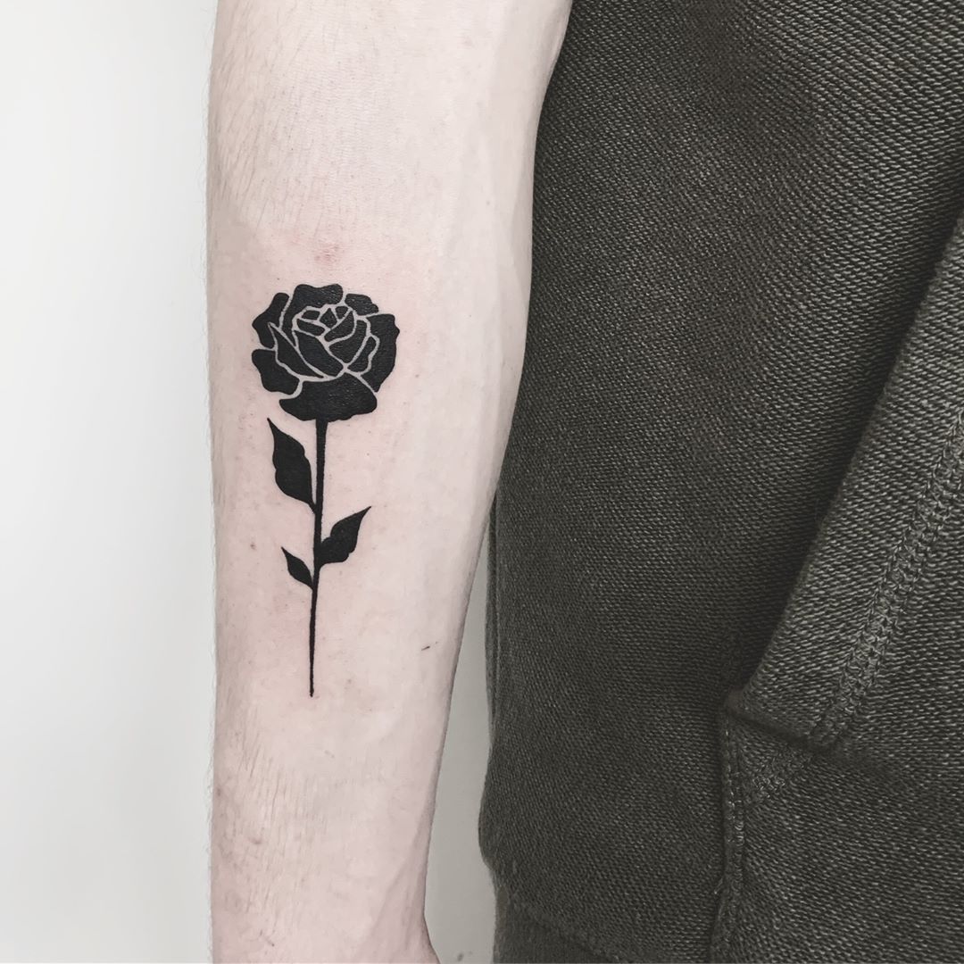 tatuaggio blackwork by @blackinblacktattoo