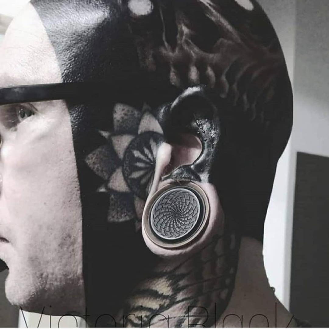tatuaggio blackwork by @blackouttattooing