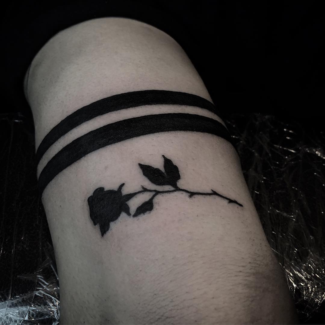 tatuaggio blackwork by @sailors.prisoners.tattoo