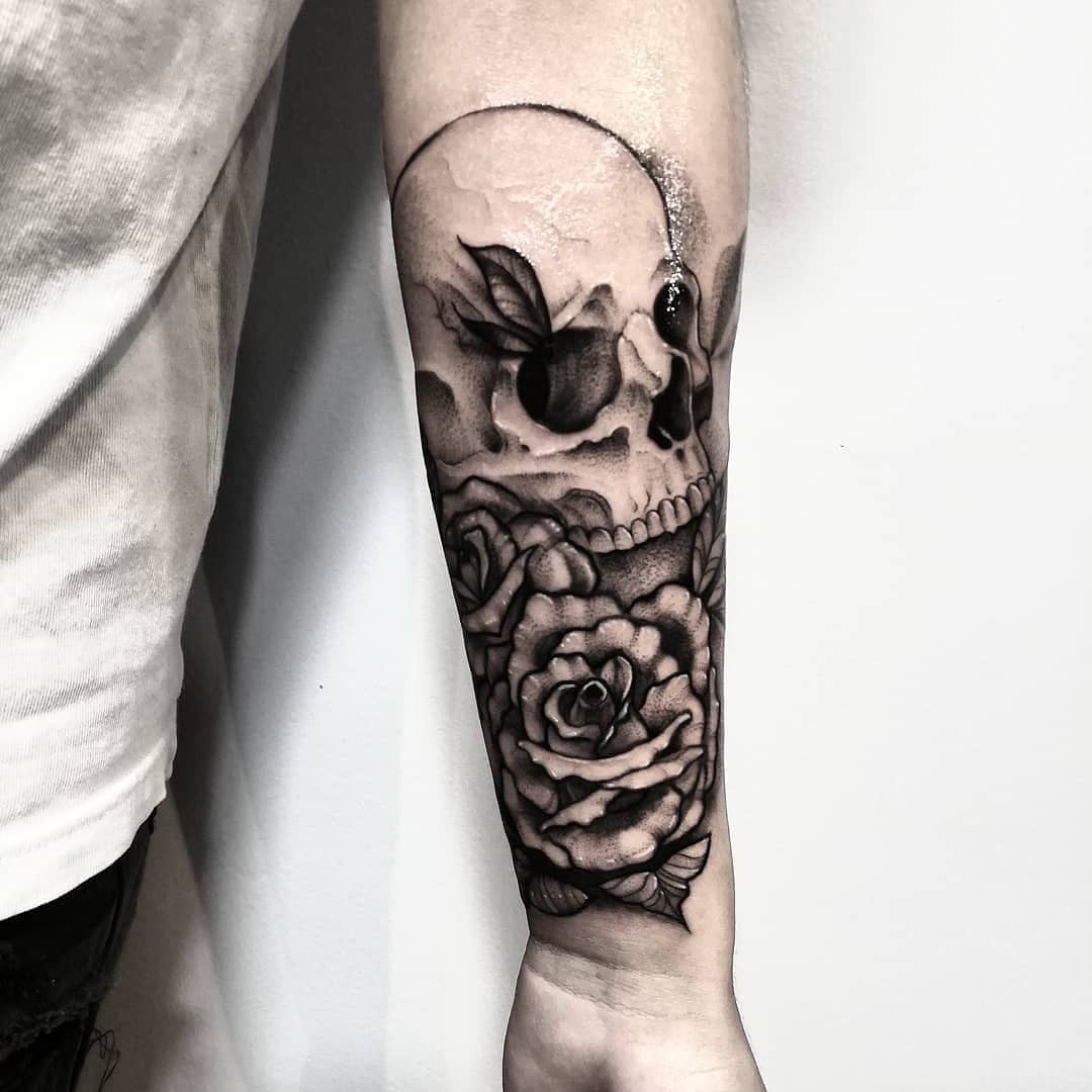 tatuaggio blackwork by @srox.tattoo.estudio