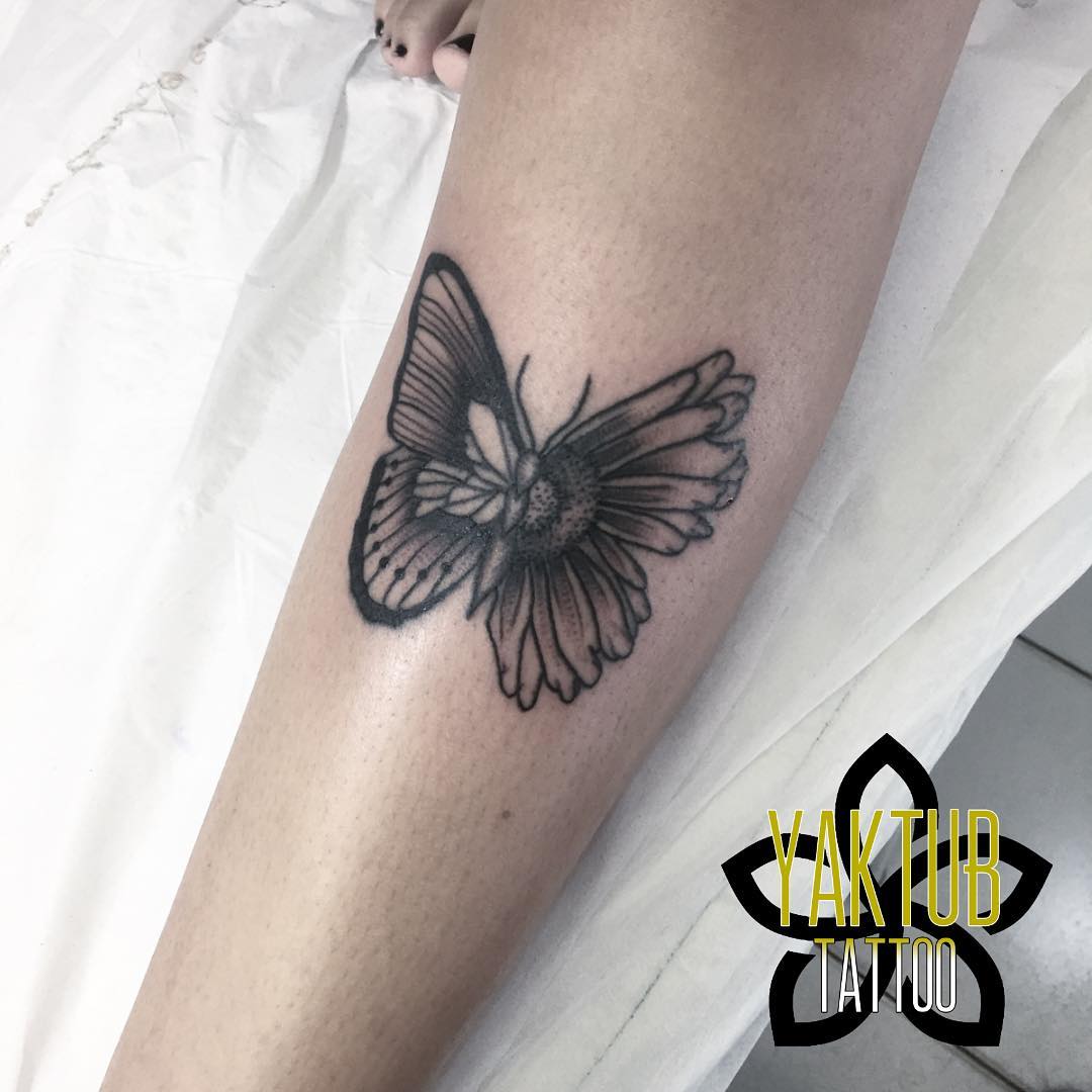 tatuaggio blackwork by @yaktub.tattooist