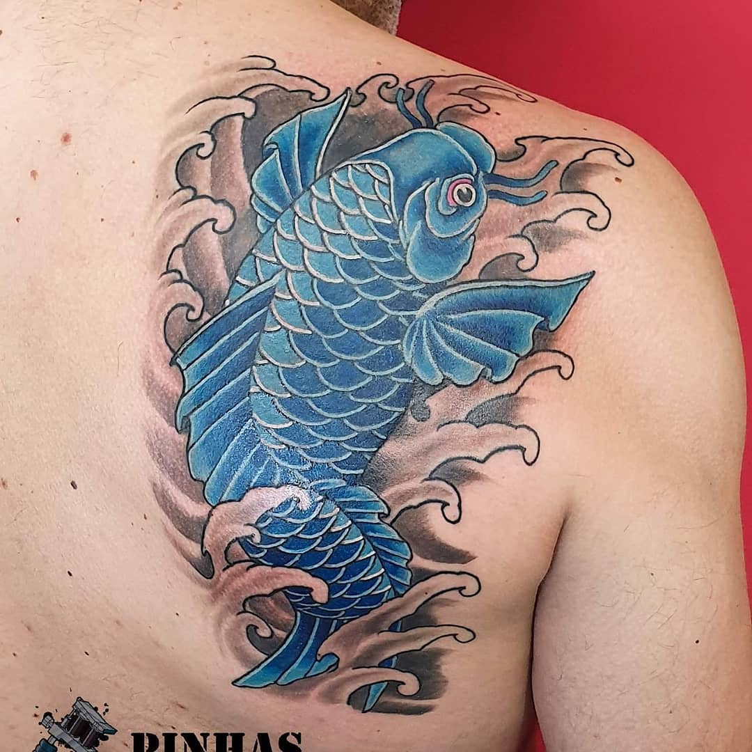 tatuaggio carpa koi blu ph @pinhas tattooartist