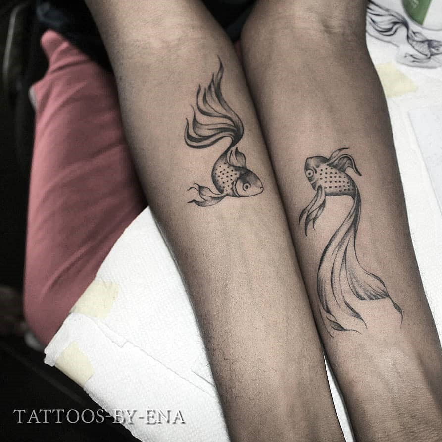 tatuaggio carpa koi di coppia ph @fresh2defcustomsandtattoos