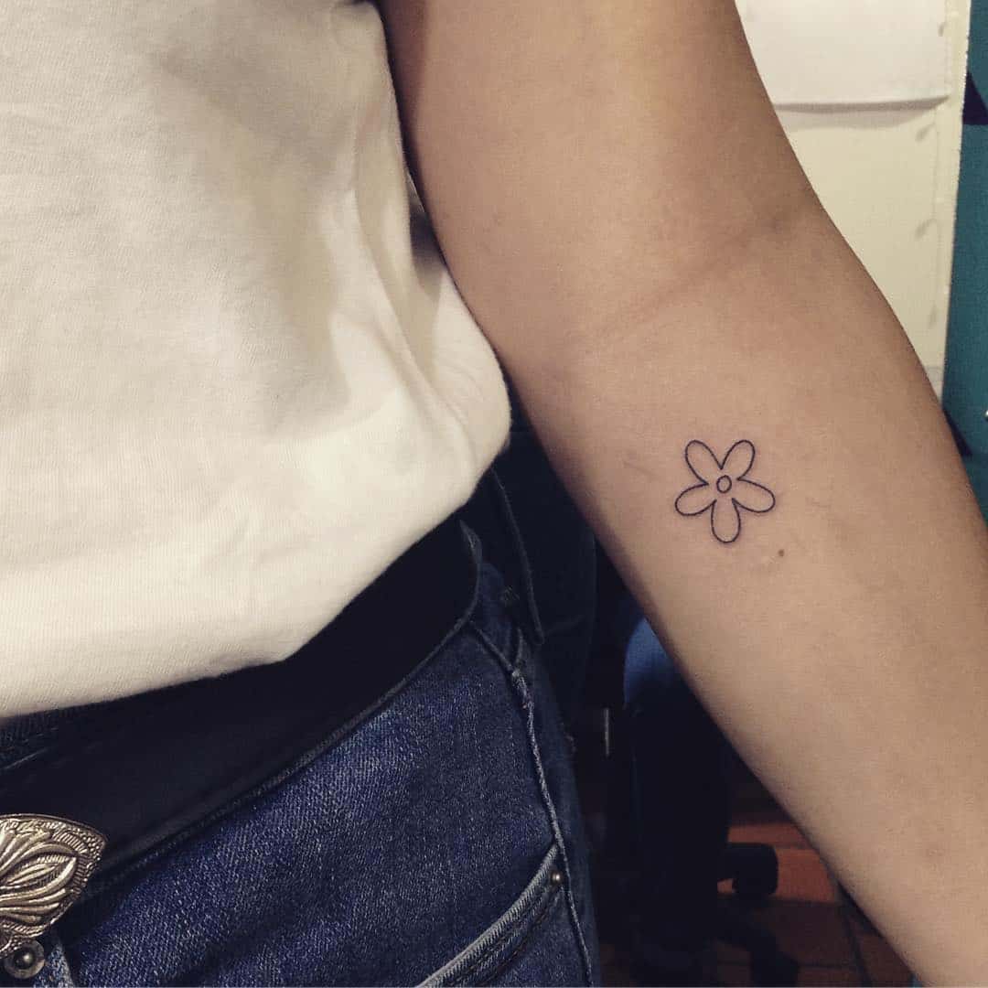 tatuaggio fiore stilizzato piccolo braccio donna by @lali.roig .tatt