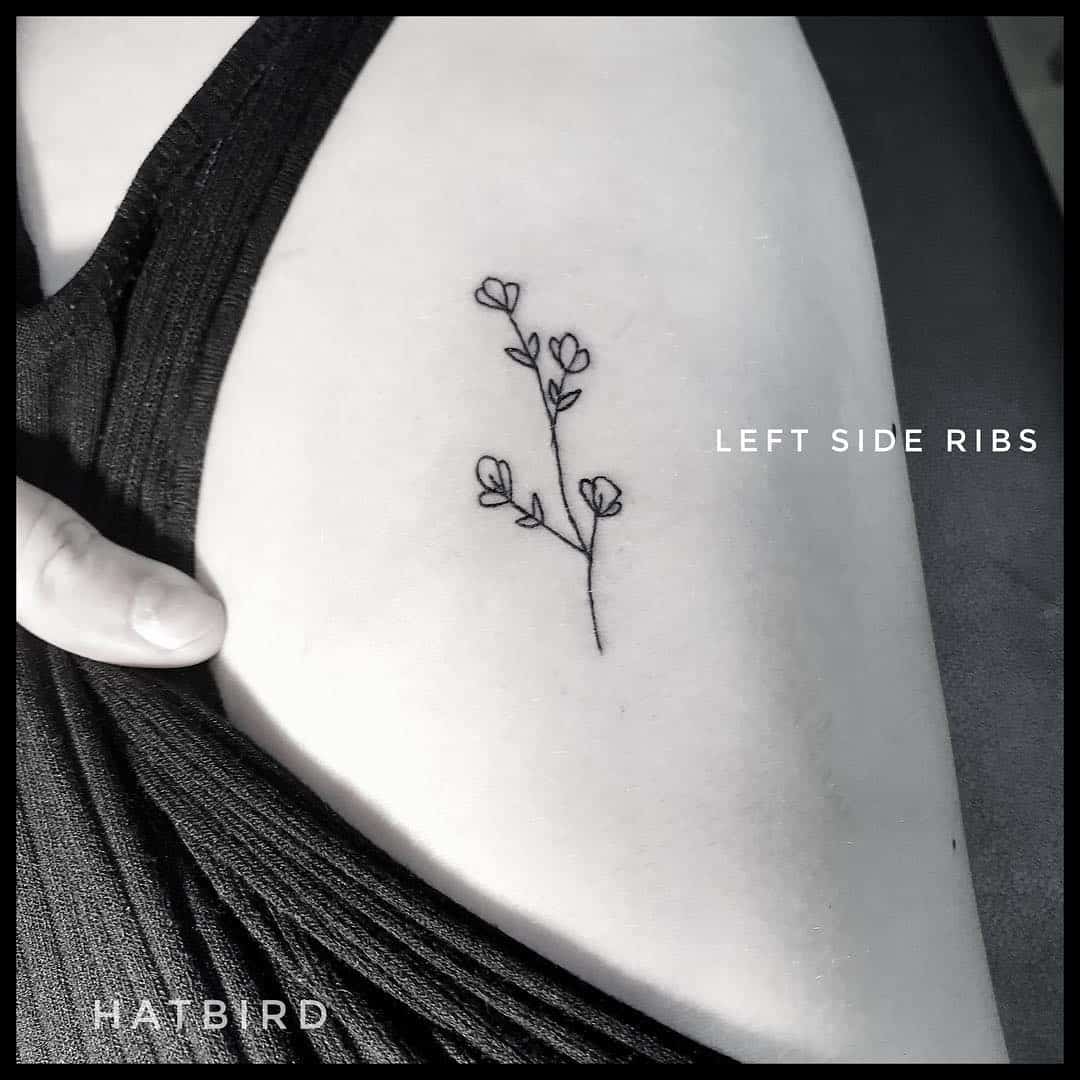 tatuaggio fiori piccoli fianco donna by @hatbirdtattoo