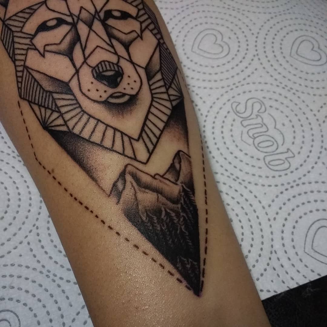 tatuaggio lupo blackwork by @art.tattoofloripa