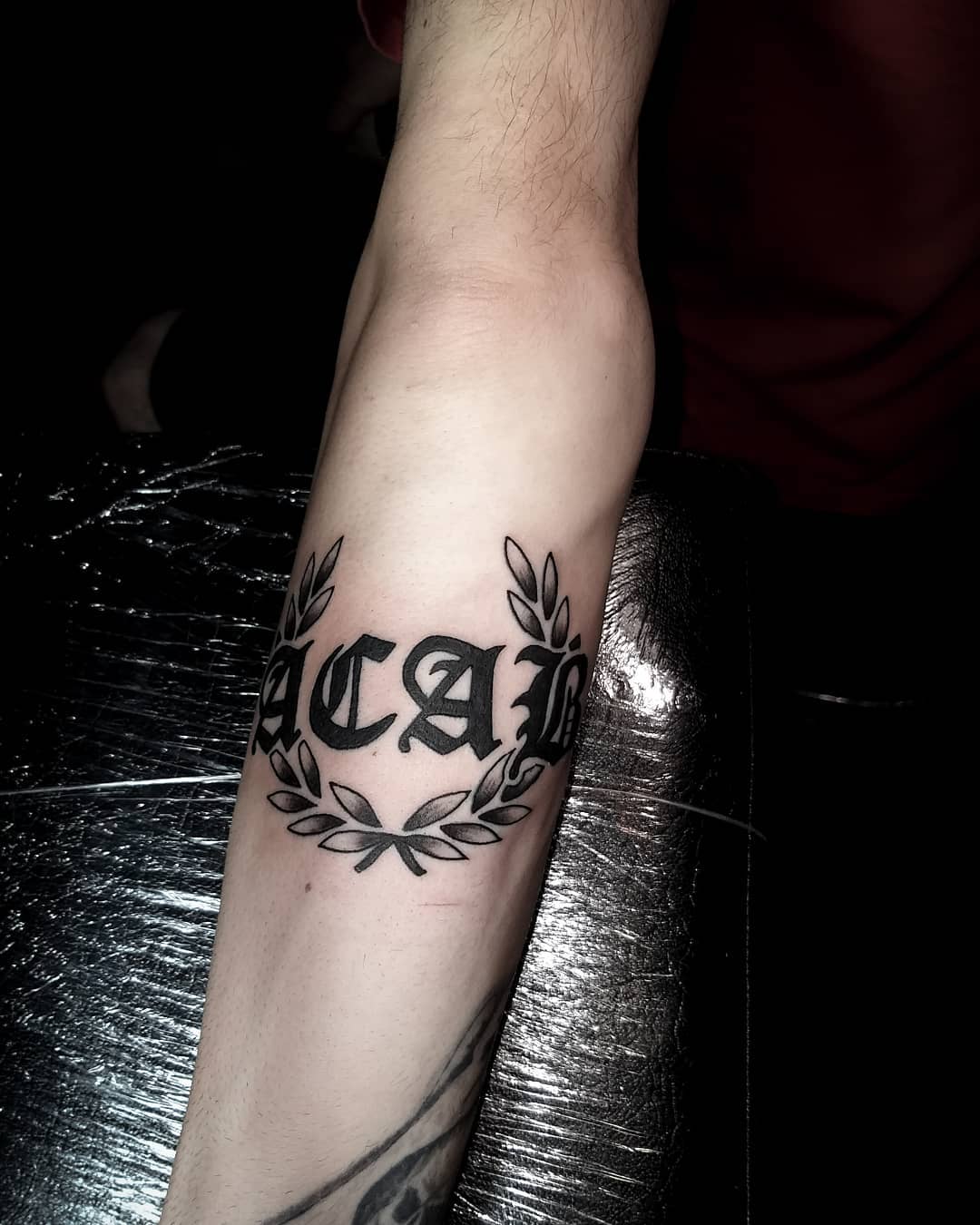Tattoo lettering acronimi ph @artmachinetattoos