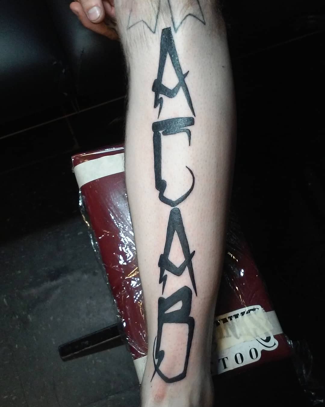 Tattoo lettering acronimi ph @boneztatz